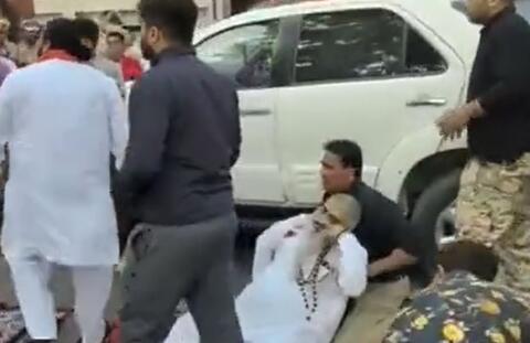 لحظة اغتيال زعيم هندوسي متطرف خارج أقدس مزار للسيخ في الهند (فيديو)