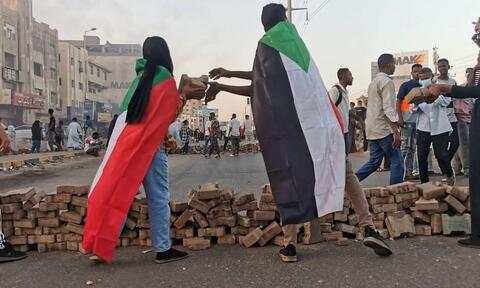 قتيل في احتجاجات السودان وحمدوك يباشر مهامه بعد الاتفاق مع البرهان