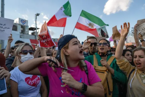 إيران: أميني توفيت بمرض دماغي وسارينا ونيكا انتحرتا