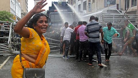 فرار الرئيس سريلانكا بعد اقتحام متظاهرين مقره