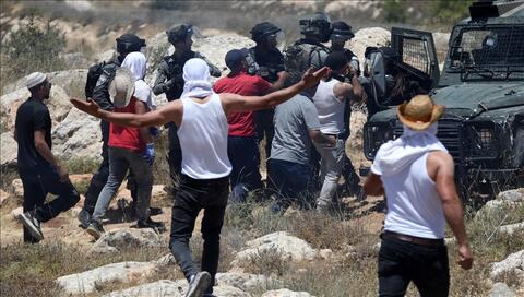 الجيش الإسرائيلي يقمع محتجين على مصادرة أراضيهم في الخليل