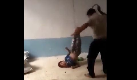 فيديو يوثق تعذيب رجل لابنه الطفل بوحشية في العراق