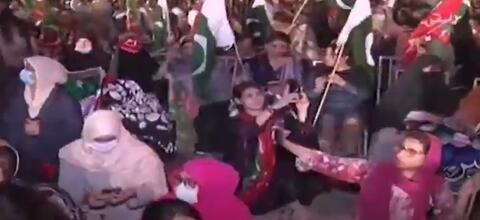 حشود ضخمة تكتسح شوارع باكستان دعما لـ عمران خان