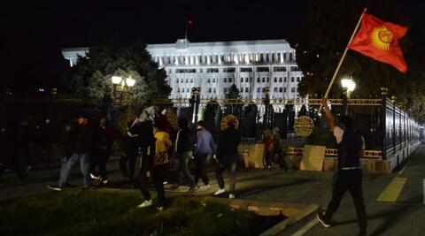 قرغيزستان تلغي نتائج الانتخابات والرئيس يؤكد سيطرته على الوضع بالبلاد