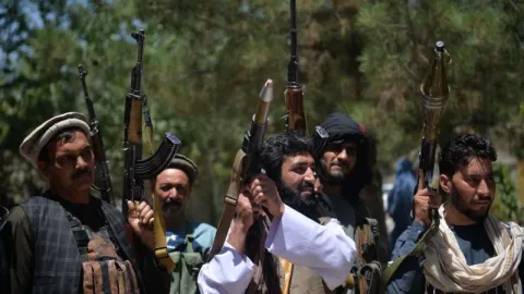 افغانستان.. طالبان تواصل توسعها وروسيا تحذرها وبريطانيا مستعدة للتعامل معها