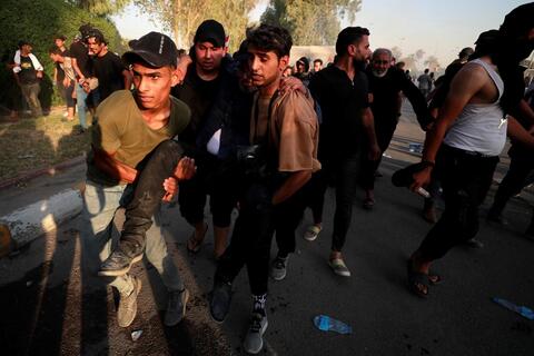 مقتل 12متظاهرا بالمنطقة الخضراء وحظر تجول في أنحاء العراق