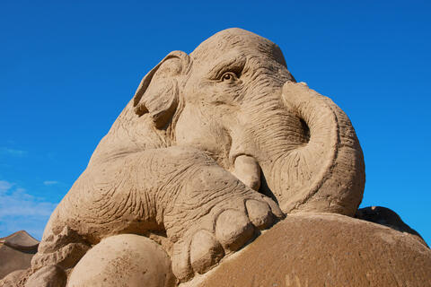 German Artist Builds World’s Tallest Sandcastle for 58-foot 