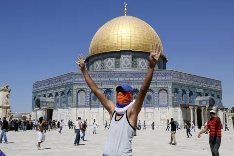 نتنياهو يستجدي الهدوء في القدس ويحذر غزة
