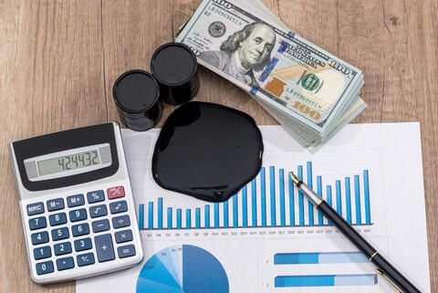 أسعار النفط تنخفض بعد مكاسب سابقة مدعومة من قرار 