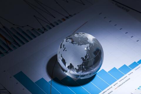 الاقتصاد العالمي يتكبد خسائر تصل إلى 10 تريليونات دولار خلال 2021 جراء الإغلاق