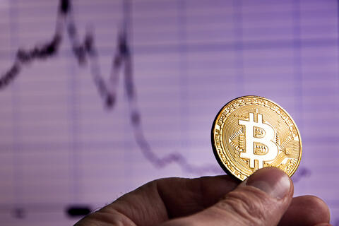 الانخفاض يسيطر على العملات الرقمية اليوم 