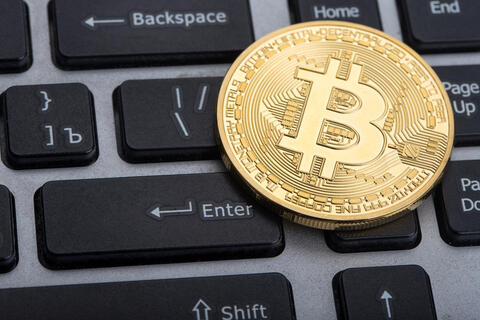 أسعار العملات الرقمية اليوم: الأحمر يسيطر على السوق 