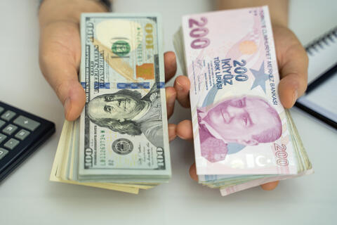 اقتصاد تركيا يعيش صدمات متتالية مصدرها أزمة ثلاثية