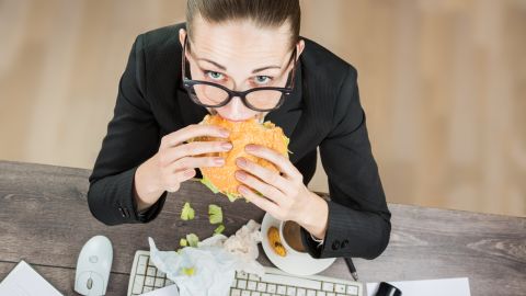 للمرأة العاملة: 10 أخطاء ترتكبينها خلال يوم العمل