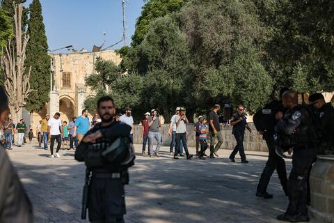 مئات المستوطنين يقتحمون