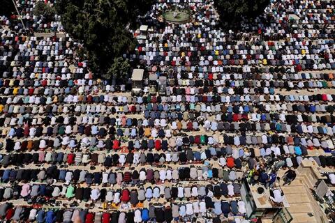 Palestinians Perform Last Friday Prayer of Ramadan at Al-Aqsa Mosque