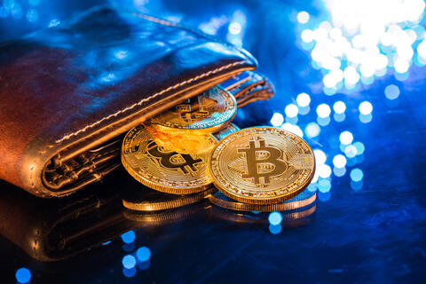 أسعار العملات الرقمية: البيتكوين يرتفع إلى 42 ألف دولار