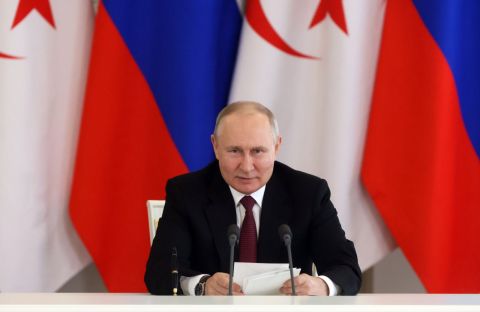 Putin shushes talkative host during national anthem